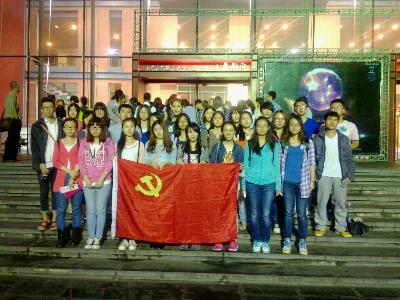 观看新媒体情景诗朗诵——《追梦•中国》,