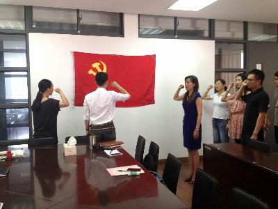 服装学院党委新入党的两位青年教师孙琰和周诚,在学院党委袁蓉书记的带领下,在神圣的党旗下举行了入党宣誓仪式