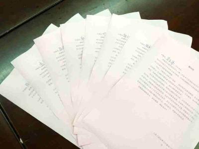 向服装学院应征入伍参军的8名学生家属进行慰问,并以邮寄的方式赠送了慰问品
